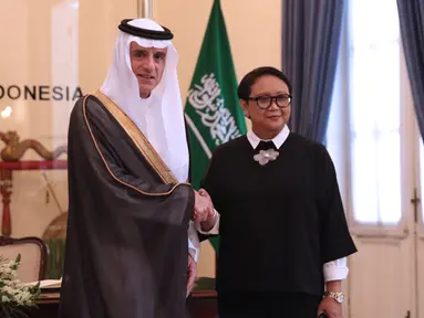 Menteri Luar Negeri Arab Saudi, Adel bin Al-Jubeir (kiri) bersalaman dengan Menteri Luar NegeriRepublik Indonesia, Retno Marsudi jelang pertemuan bilateral di Jakarta, Selasa (23/10). Pertemuan membahas isu strategis. (Liputan6.com/Helmi Fithriansyah)