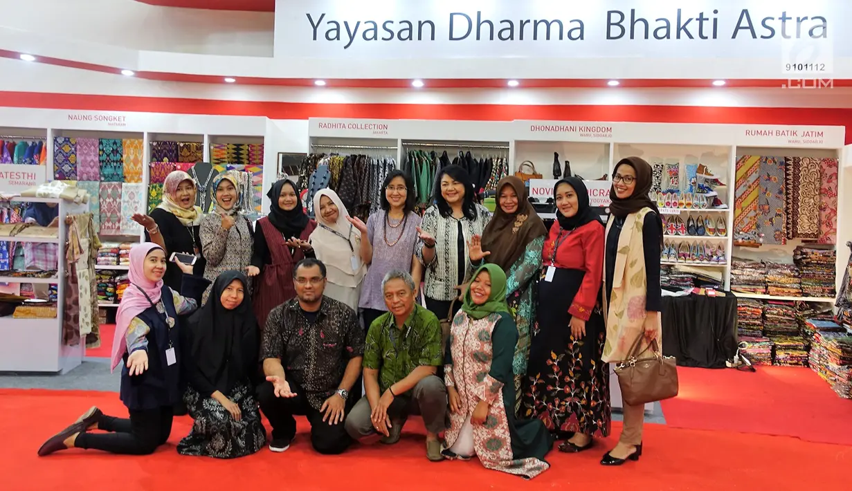 Tim Yayasan Dharma Bhakti Astra (YDBA) dan 8 UKM binaan foto bersama pada pameran kerajinan INACRAFT 2019 di Jakarta. YDBA mengembangkan sektor unggulan dalam rangka mengembangkan komunitas UMKM yang menonjol secara ekonomi dan berkelanjutan. (Liputan6.com/HO/Eko)