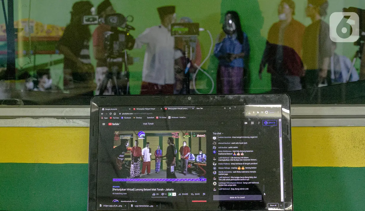 Seniman lenong Betawi saat tampil secara virtual di Jakarta, Selasa (8/12/2020). Kegiatan tersebut bertujuan untuk memberdayakan kembali seniman Betawi yang sempat terhenti di masa pandemi COVID-19. (Liputan6.com/Faizal Fanani)