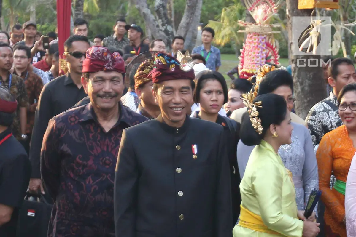 Kenakan Pakaian Adat, Jokowi Buka Karnaval Budaya Bali