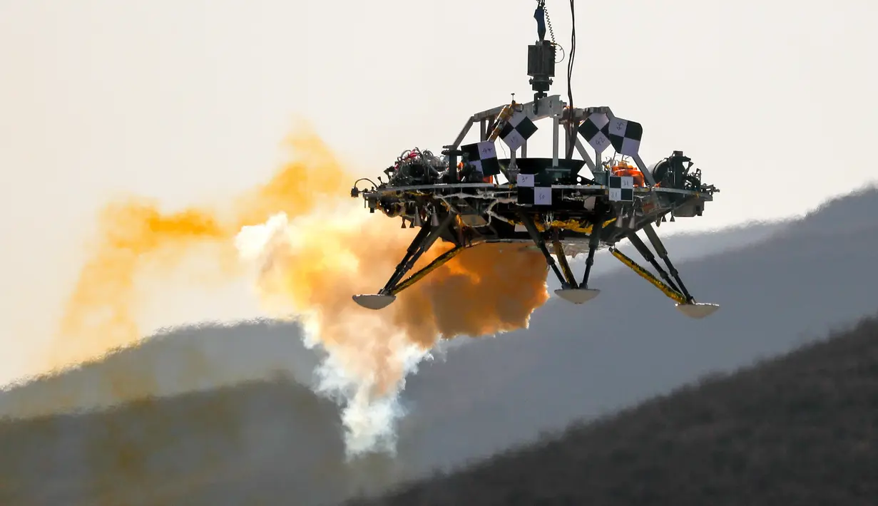 Seorang pendarat menjalani uji coba pendaratan di Mars, Huailai, Hebei, China, Kamis (14/11/2019). Dalam uji coba tersebut pendarat dites melayang, penghindaran rintangan, dan kemampuan perlambatan. (AP Photo/Andy Wong)