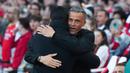 Pelatih Paris Saint-Germain (PSG), Luis Enrique, memeluk pelatih Arsenal, Mikel Arteta, setelah pertandingan leg pertama semifinal Liga Champions di Stadion Emirates, London, Rabu dinihari WIB, (30/4/ 2025). (AP Photo/Kirsty Wigglesworth)
