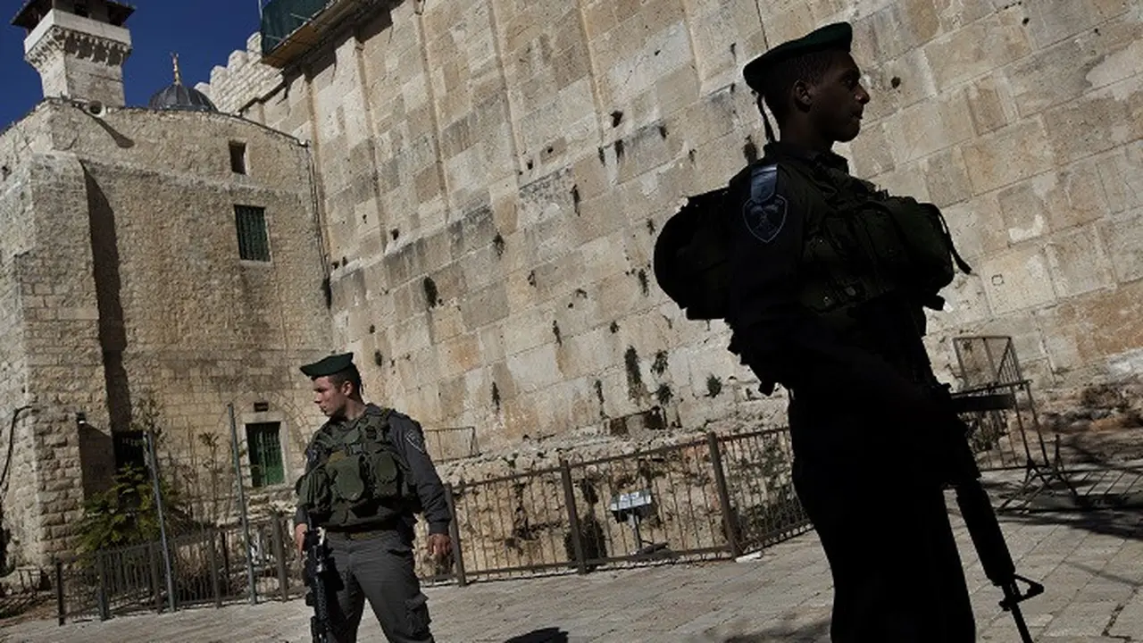 Polisi Israel berjaga di dekat Gua Para Leluhur dan Masjid Ibrahimi yang lokasinya berdekatan