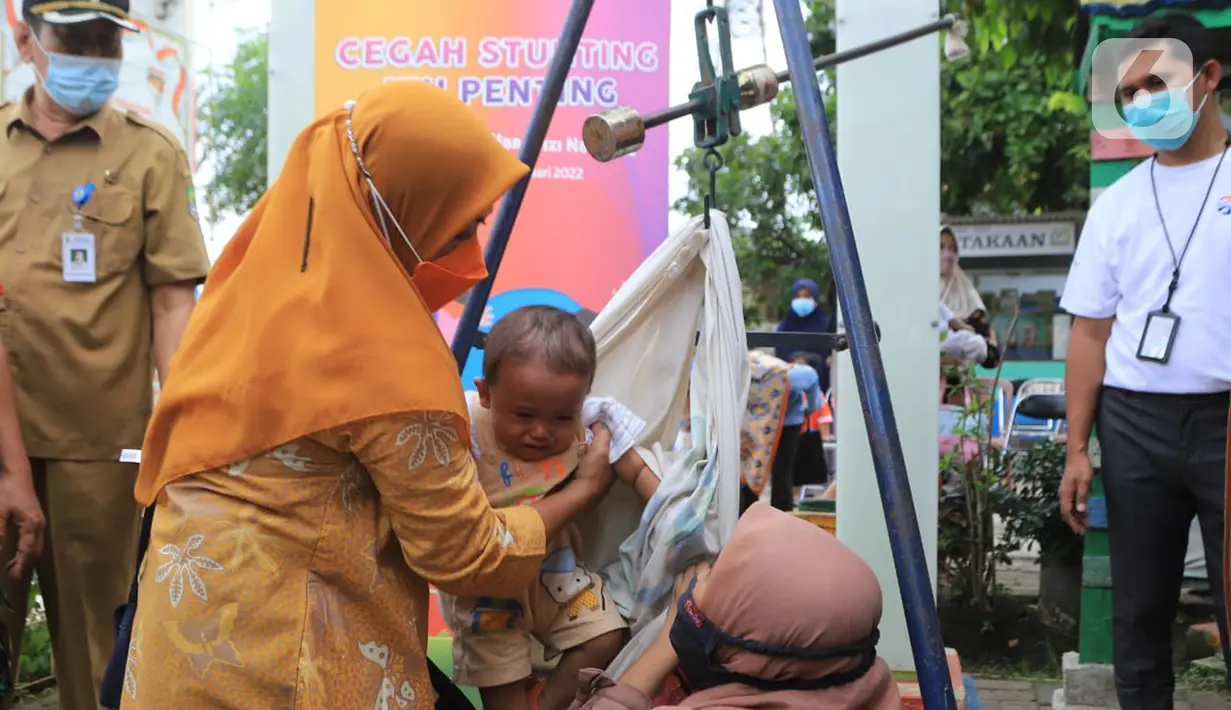Warga menimbang bayi pada kegiatan CSR BRI Peduli Stunting di Posyandu Batu Jaya, Batu Ceper, Kota Tangerang, Rabu (25/01/2022). Bantuan cegah stunting di Jabodetabek diberikan pada 50 titik Posyandu/Puskesmas di wilayah Tangerang, Provinsi Banten. (Liputan6.com/HO/Humas BRI)