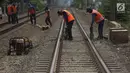 Petugas melakukan perawatan jalur rel kereta api di Buaran Pondok Kopi, Jakarta, Kamis (13/9). Perawatan dilakukan untuk menjamin keselamatan perjalanan kereta dan mencegah terjadi amblesnya bantalan rel. merdeka.com/imam buhori