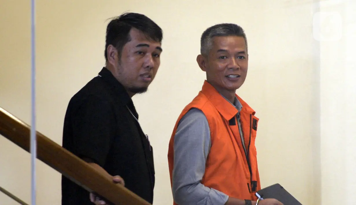 Mantan Komisioner KPU Wahyu Setiawan (kanan) bersiap menjalani pemeriksaan lanjutan penyidik di Gedung KPK, Jakarta, Selasa (17/3/2020). Wahyu Setiawan diperiksa sebagai tersangka terkait kasus dugaan penerimaan hadiah atau janji penetapan anggota DPR Terpilih 2019-2024. (merdeka.com/Dwi Narwoko)