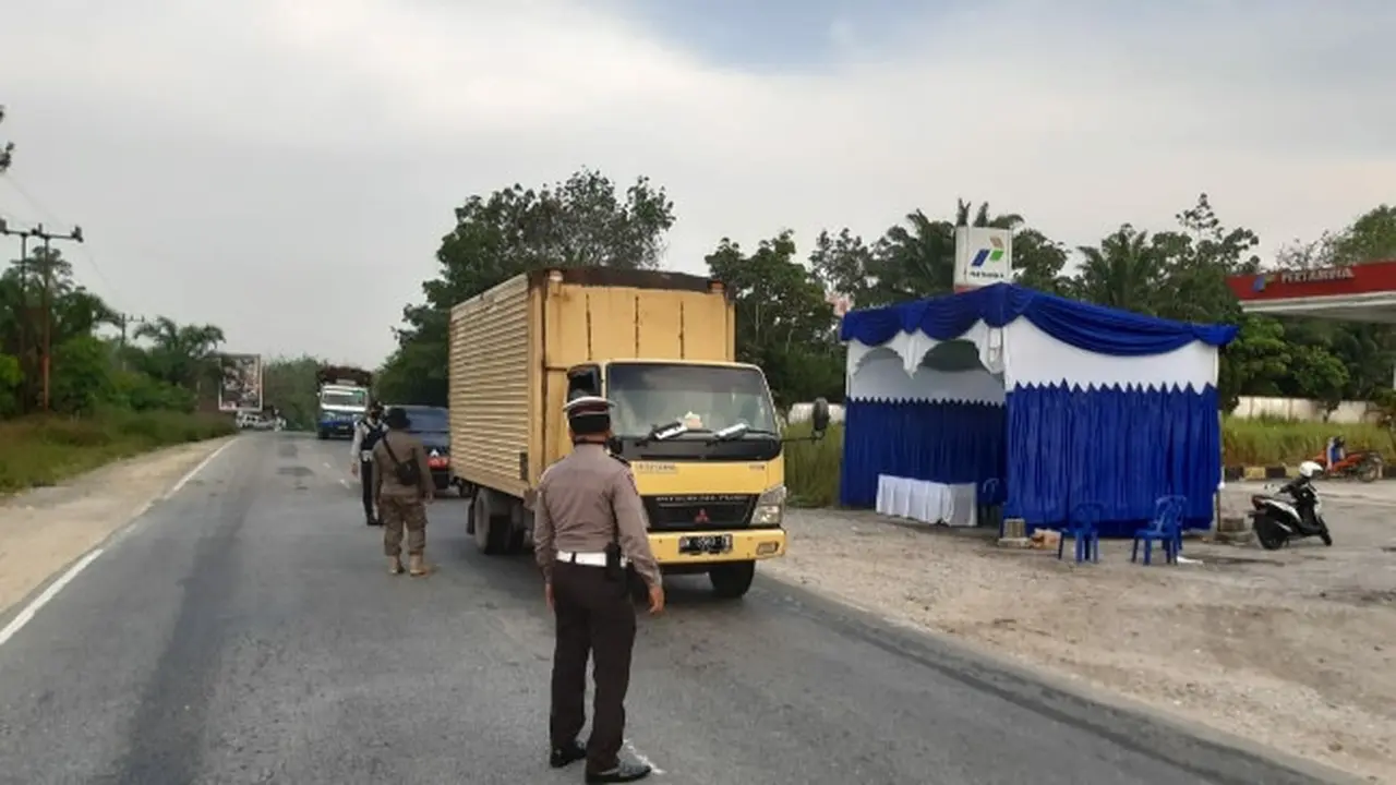 Pemeriksaan kendaraan di perbatasan Riau untuk mencegah mudik lebaran pada tahun lalu.
