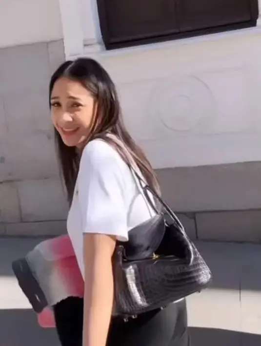 Nagita juga mengenakan kaos putih dipadukan celana hitam dengan membawa tas hitam. Menurut @fanpage_nagitaslavina tas tersebut dari brand Hermes seharga Rp500 jutaan. [@raffinagita1717]