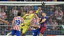 Kiper Atletico Madrid, Juan Musso (tengah), melakukan penyelamatan saat pertandingan leg kedua perempat final Liga Champions 2025/2026 antara Club Atlético de Madrid dan FC Barcelona di Stadion Metropolitano, Madrid, pada 14 April 2026. (Javier SORIANO / AFP)
