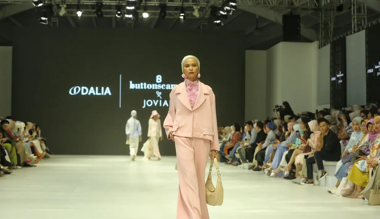 Koleksi ini menampilkan sentuhan desain yang khas dari Buttonscarves dan keanggunan karakter dari desain khas Jovian. [Fimela/Adrian Utama P]