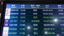 Papan informasi penerbangan terus menunjukkan status penerbangan MU5735 (atas), penerbangan China Eastern Airlines yang jatuh, di Bandara Internasional Baiyun, Guangzhou, Senin (21/3/2022). Pesawat jatuh itu bertolak dari Kunming di Provinsi Yunnan menuju Guangzhou di Provinsi Guangdong. (STR/AFP)
