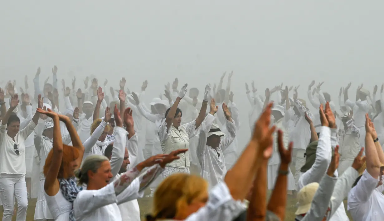 Anggota gerakan keagamaan internasional Persaudaraan Putih melakukan ritual tarian di puncak Gunung Rila, dekat Danau Babreka, Bulgaria, 19 Agustus 2021. Ritual tarian dilakukan selama lebih dari satu jam di bawah suara nyanyian dan biola. (NIKOLAY DOYCHINOV/AFP)