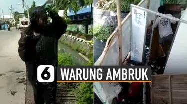 Nasib apes dialami oleh sekumpulan pemuda yang tercebur ke selokan karena lantai kayu warung tidak kuat menahan beban mereka.