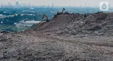 Foto udara sampah yang menggunung di kawasan Tempat Pembuangan Sampah Terpadu (TPST) Bantar Gebang, Bekasi, Jawa Barat, Kamis (2/5/2024). (merdeka.com/Arie Basuki)