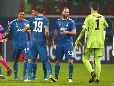 Para pemain Juventus merayakan kemenangan atas Lokomotiv Moscow pada laga Liga Champions di RZD Arena, Rabu (6/11). Lokomotiv Moscow takluk 1-2 dari Juventus. (AP/Alexander Zemlianichenko)