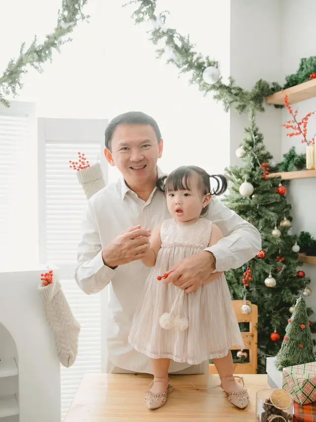 6 Pemotretan Keluarga Ahok Bertema Natal, Ceria Bareng Dua Buah Hati