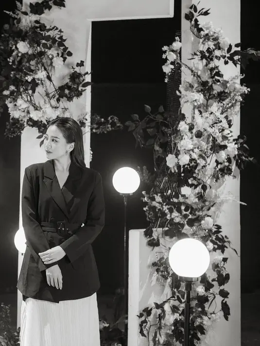 Sedangkan Shanju tampil dalam balutan work-wear; blazer hitam yang diberi pemanis belt, dan pleats skirt putih. Rambutnya ditata wet look yang pas. Foto: Instagram.