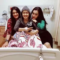 Julia Perez bersama keluarga di rumah sakit (Instagram/@juliaperrezz)