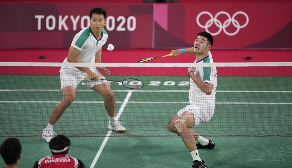 Pebulu tangkis Taiwan Lee Yang / Wang Chi-Lin saat bertanding melawan pebulu tangkis Indonesia Kevin Sanjaya / Marcus Gideon pada babak penyisihan grup ganda putra Olimpiade Tokyo 2020 di Tokyo, Jepang, Selasa (27/7/2021). Kevin Sanjaya / Marcus Gideon kalah. (AP Photo/Dita Alangkara)