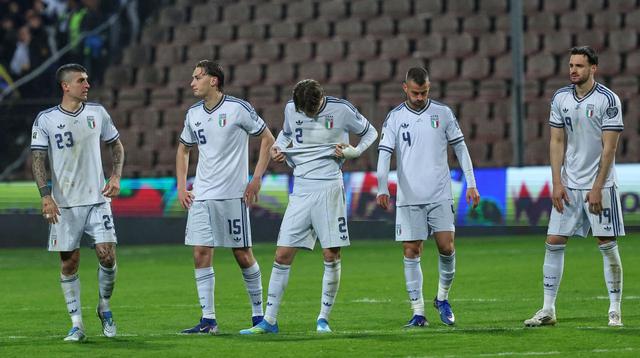 Pemain Timnas Italia tertunduk lesu setelah kalah dari Bosnia-Herzegovina lewat drama adu penalti pada laga final playoff Piala Dunia 2026 di Stadion Bilino Polje, Zenica, Rabu (1/4/2026) dini hari WIB. Italia kembali gagal lolos ke putaran final Piala Dunia karena kekalahan ini. (AP Photo/Armin Durgut)