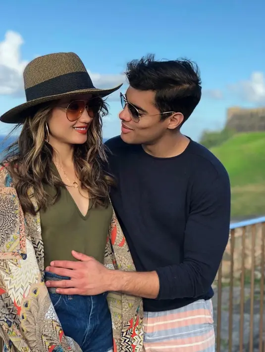 Inilah beberapa foto intim Cinta Laura bersama Frank Garcia. Baik dalam acara resmi maupun saat sedang keduanya sedang berlibur.  Belum ada pernyataan resmi dari Cinta Laura. (Instagram/soyfrankgarcia)