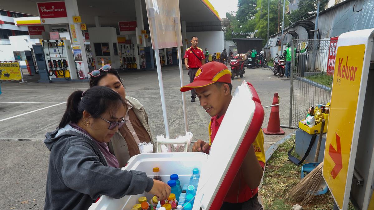 Imbas Kekosongan Stok BBM, Pegawai SPBU Swasta Jajakan Minuman Dingin