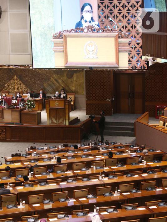 Ketua DPR Puan Maharani terlihat pada layar berpidato saat Rapat Paripurna Pembukaan Masa Persidangan IV Tahun Sidang 2020-2021 di Kompleks Parlemen, Senayan, Jakarta, Senin (8/3/2021). Rapat Paripurna tersebut beragenda pidato pembukaan masa persidangan oleh Ketua DPR. (Liputan6.com/Angga Yuniar)