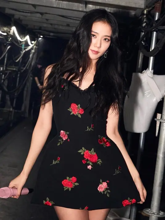 Simpel dress hitam dengan motif mawar satu ini membuat penampilan Jisoo tampak begitu elegan. Bahkan, makeup tipis yang digunakan justru disebut membuat penampilannya terlihat memesona.(Liputan6.com/IG/@sooyaaa__)