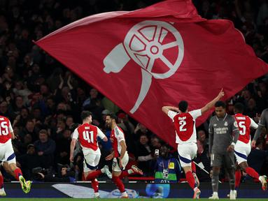 Gelandang Arsenal, Mikel Merino (tengah kanan) merayakan gol ketiga tim saat pertandingan leg pertama perempat final Liga Champions 2024/2025 melawan Real Madrid, di Stadion Emirates, London, pada 8 April 2025 atau Rabu 9 April 2025 dini hari WIB. (Adrian Dennis/AFP)
