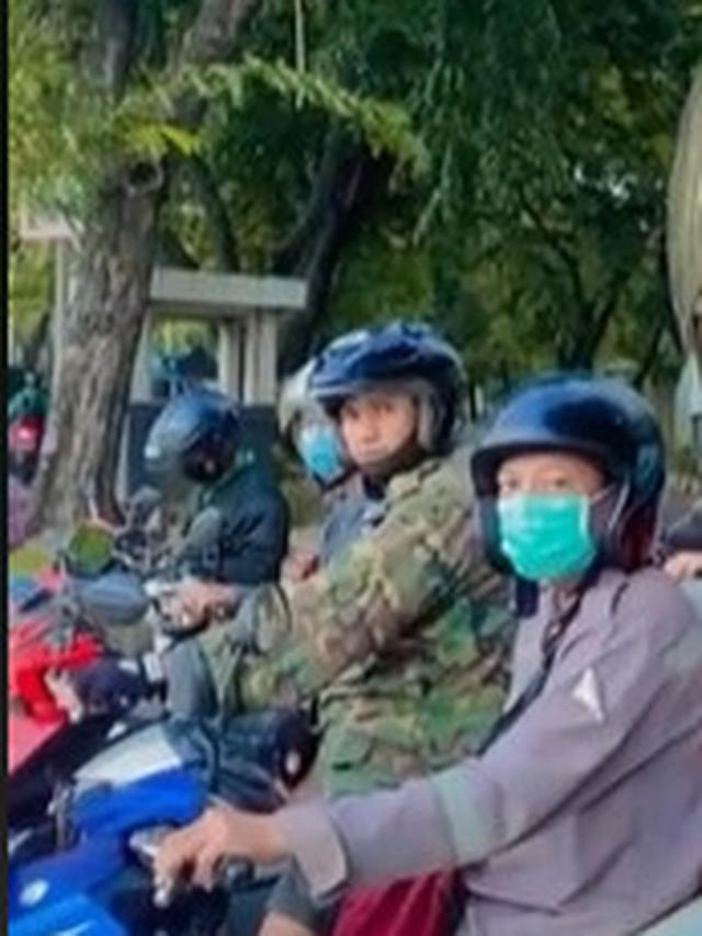 Viral Pria Jawab Pertanyaan TikTok di Lampu Merah, Teriak Bikin Terkejut Pengguna Jalan