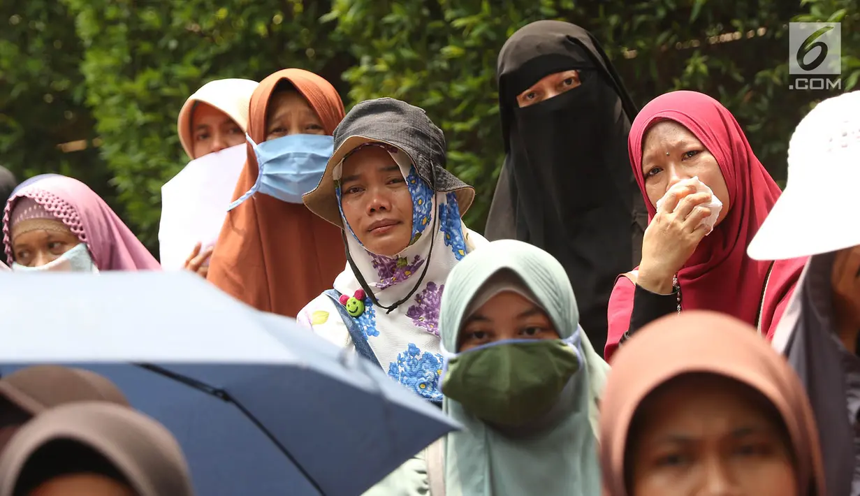 Sejumlah massa Sahabat Muslim Rohingya tak kuasa menahan tangis saat menggelar aksi di depan Kedubes Myanmar, Jakarta Pusat, Senin (4/9). Aksi itu merupakan bentuk solidaritas kepada kaum muslim Rohingya di Rakhine. (Liputan6.com/Immanuel Antonius)