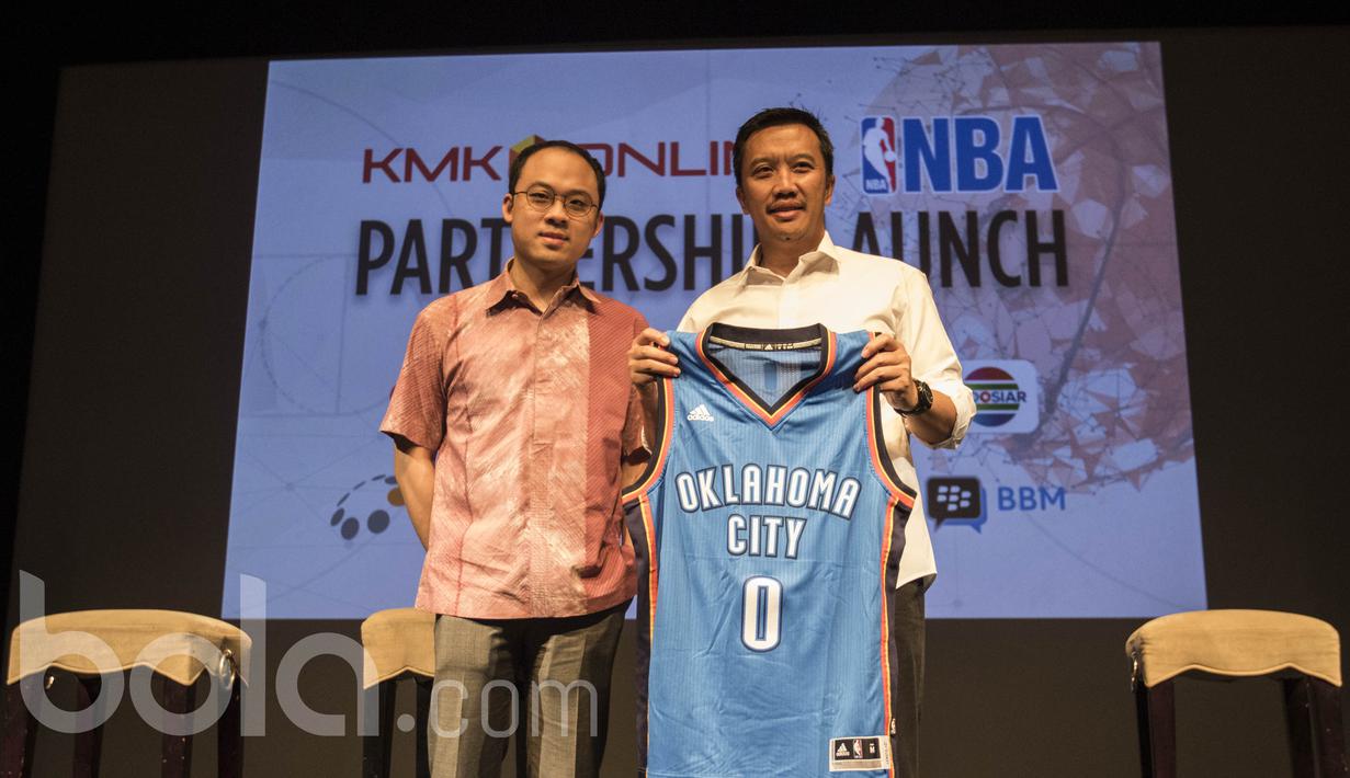 Menpora, Imam Nahrawi, menerima jersey basket dari CEO KMK Online, Adi Sariaatmadja, usai menghadiri jumpa pers pengumuman kerjasama antara EMTEK dan NBA di Plaza Senayan, Jakarta, Rabu (3/5/2017). (Bola.com/Vitalis Yogi Trisna)