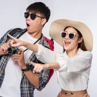 Sepasang kekasih menggunakan pakaian berlibur dan kacamata hitam (Foto Dok: Freepik/jcomp).