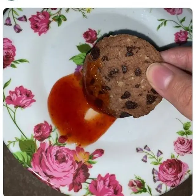 6 Cara Makan Biskuit Pakai Bumbu Pedas Ini Bikin Ragu Untuk Disantap