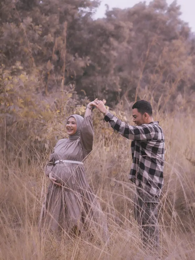Jelang Lahiran Anak Pertama, Ini 6 Potret Fikoh LIDA Pamer Baby Bump Bareng Suami