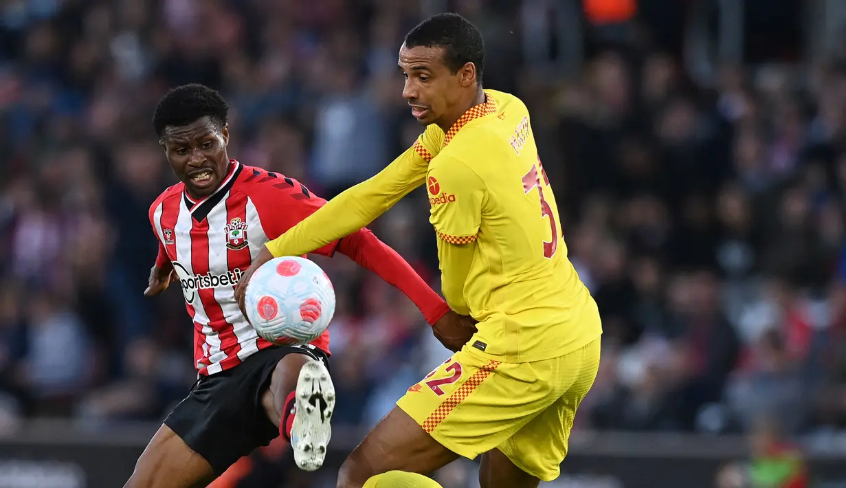 Joel Matip keluar sebagai pemain penentu usai berhasil mencetak gol kemenangan 2-1 Liverpool pada menit ke-67. Selain itu, Matip juga tampil cukup baik di lini belakang The Reds dengan mencatatkan tiga kali intersep dan satu kali clearance. (AFP/Glyn Kirk)