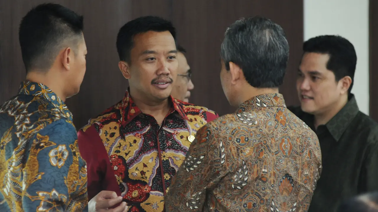 Menpora Imam Nahrawi (kedua kiri) berbincang jelang mengikuti rapat evaluasi SEA Games 2017 (Liputan6.com/Helmi Fithriansyah)