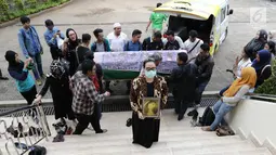 Jenazah Yana Zein saat tiba di masjid Baitul Rahman, Cinere, Depok, Jawa Barat, Jumat (2/6). Yana Zein meninggal pada kamis (1/6/2017), karena kanker payudara stadium VI yang dideritanya. (Liputan6.com/Herman Zakharia)