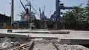 Kondisi rel kereta utama pelabuhan menuju bongkar muat tertutup beton di Pelabuhan Tanjung Priok, Jakarta, Jumat (11/9/2015). Penutupan jalur kereta membuat tidak efisiensi waktu bongkar pasang serta menambah kemacetan. (Liputan6.com/Gempur M Surya)