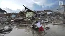 Warga mendorong sepeda motor usai tsunami menerjang Kampung Sumur Pesisir, Pandeglang, Banten, Senin (24/12). Pascatsunami Selat Sunda, warga pulang untuk mencari  barang berharga miliknya. (Merdeka.com/Arie Basuki)