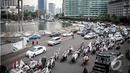 Para pengunjuk rasa melakukan konvoi di sekitar kawasan bundaran HI, Jakarta, Jumat (24/10/2014) (Liputan6.com/Faizal Fanani)