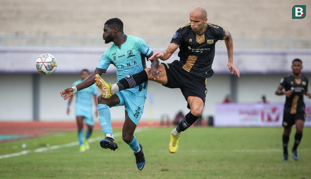 Pemain Madura United, Kwabena Appiah-Kubi (kiri) berebut bola dengan pemain Dewa United, Rito Mitrevski saat laga lanjutan BRI Liga 1 2022/2023 di Indomilk Arena, Tangerang, Kamis (2/2/2023). (Bola.com/Bagaskara Lazuardi)