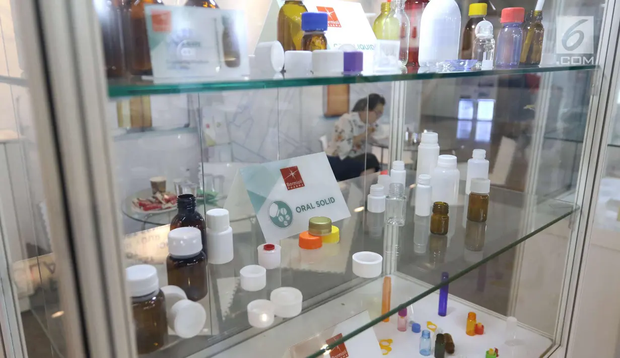 Sejumlah produk dipamerkan selama pameran niaga bahan baku industri farmasi CPhI SEA 2018 di JIExpo Jakarta, Kamis (29/3). CPhI merupakan pameran khusus bagi industri farmasi. (Liputan6.com/Angga Yuniar)