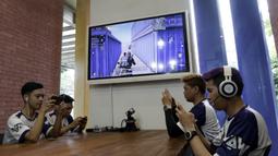Tim e-Sports, WAW divisi PUBG, memberikan simulasi saat mengunjungi Kantor KLY di Jakarta, Kamis (21/2). Dalam kunjungan itu tim milik Youtuber Reza Arap tersebut berbagi tips dan triks dalam bermain PUBG. (Bola.com/M. Iqbal Ichsan)