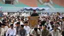 Sejak pagi hari, ribuan umat Muslim berdatangan untuk mengikuti rangkaian ibadah yang sekaligus menjadi penanda berakhirnya bulan suci Ramadan. Tampak dalam foto, ribuan umat Muslim saat melaksanakan rangkaian salat Idulfitri 1447 Hijriah di Lapangan Utama Stadion Pakansari, Cibinong, Kabupaten Bogor, Jawa Barat, Sabtu (21/3/2026). (Kapanlagi.com/Budy Santoso)