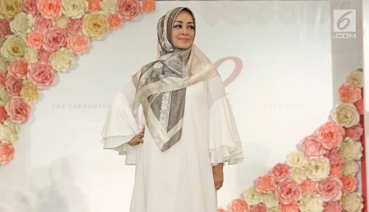 Aktris Chintami Atmanagara berjalan di atas catwalk saat launching hijab Lacelove by Laudya Cynthia Bella di kawasan Sudirman, Jakarta, Selasa (31/10). Bella memamerkan rancangannya sebanyak 22 hijab. (Liputan6.com/Herman Zakharia)