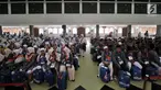 Calon jemaah haji Kloter 1 menunggu proses administrasi dan pemeriksaan kesehatan di Asrama Haji Pondok Gede, Jakarta, Senin (16/7). Kloter 1 Embarkasi Jakarta-Pondok Gede akan diberangkatkan ke Arab Saudi pada Selasa (17/7). (Merdeka.com/Iqbal Nugroho)
