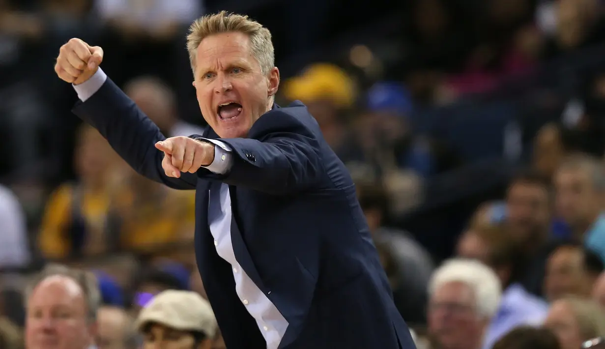 Ekspresi pelatih Warriors, Steve Kerr saat timnya melawan Houston Rockets pada laga perdana NBA 2017 di Oracle Arena, Oakland, (17/10/2017).  Rockets menang 122-121. Rockets menang 122-121. (Ezra Shaw/Getty Images/AFP)