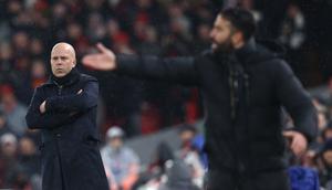 Arne Slot dan Ruben Amorim pada pertandingan Liverpool kontra MU di ajang Liga Inggris. (Darren Staples / AFP)