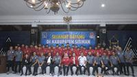 Skuad Timnas Indonesia U-16 beserta pelatih berfoto bersama dengan Bupati Sleman, Kustini serta para stakeholder sepak bola DIY di Rumah Dinas Bupati Sleman, Selasa (12/7/2022) (Bola.com/Hery Kurniawan)